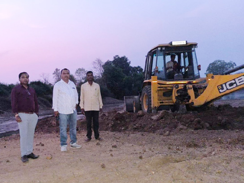 मोतीपुर नदी घाट पर अवैध रैम्प ढहाया, 2 गाड़ियां जब्त