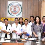 कलेक्टर ने महिला स्वास्थ्य कार्यकर्ताओं को कृत्रिम बेबी का किया वितरण