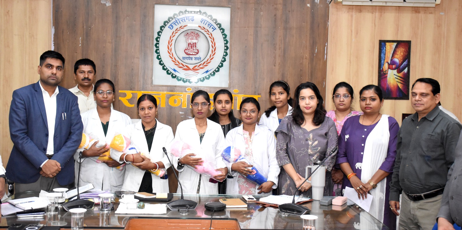 कलेक्टर ने महिला स्वास्थ्य कार्यकर्ताओं को कृत्रिम बेबी का किया वितरण