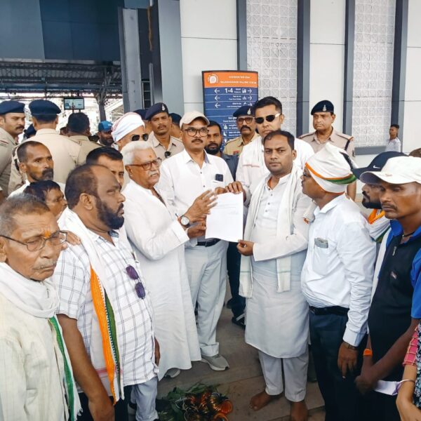 अधूरे अंडरब्रिज पर कांग्रेस नेता आसिफ का आंदोलन, रेलवे प्रशासन ने कार्य प्रारंभ करने का लिखित आश्वासन दिया