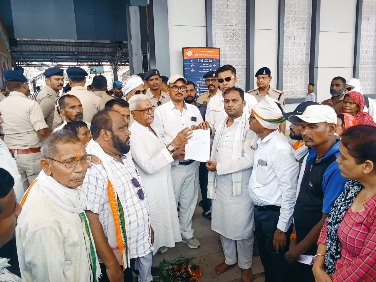 अधूरे अंडरब्रिज पर कांग्रेस नेता आसिफ का आंदोलन, रेलवे प्रशासन ने कार्य प्रारंभ करने का लिखित आश्वासन दिया