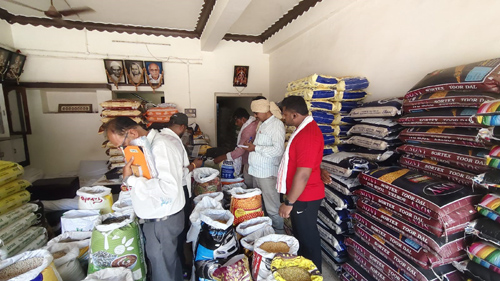 नगर निगम की दबिश : गंज चौक में प्रतिबंधित प्लास्टिक पर कार्रवाई, बजाज प्लास्टिक समेत 10 दुकानों से जुर्माना