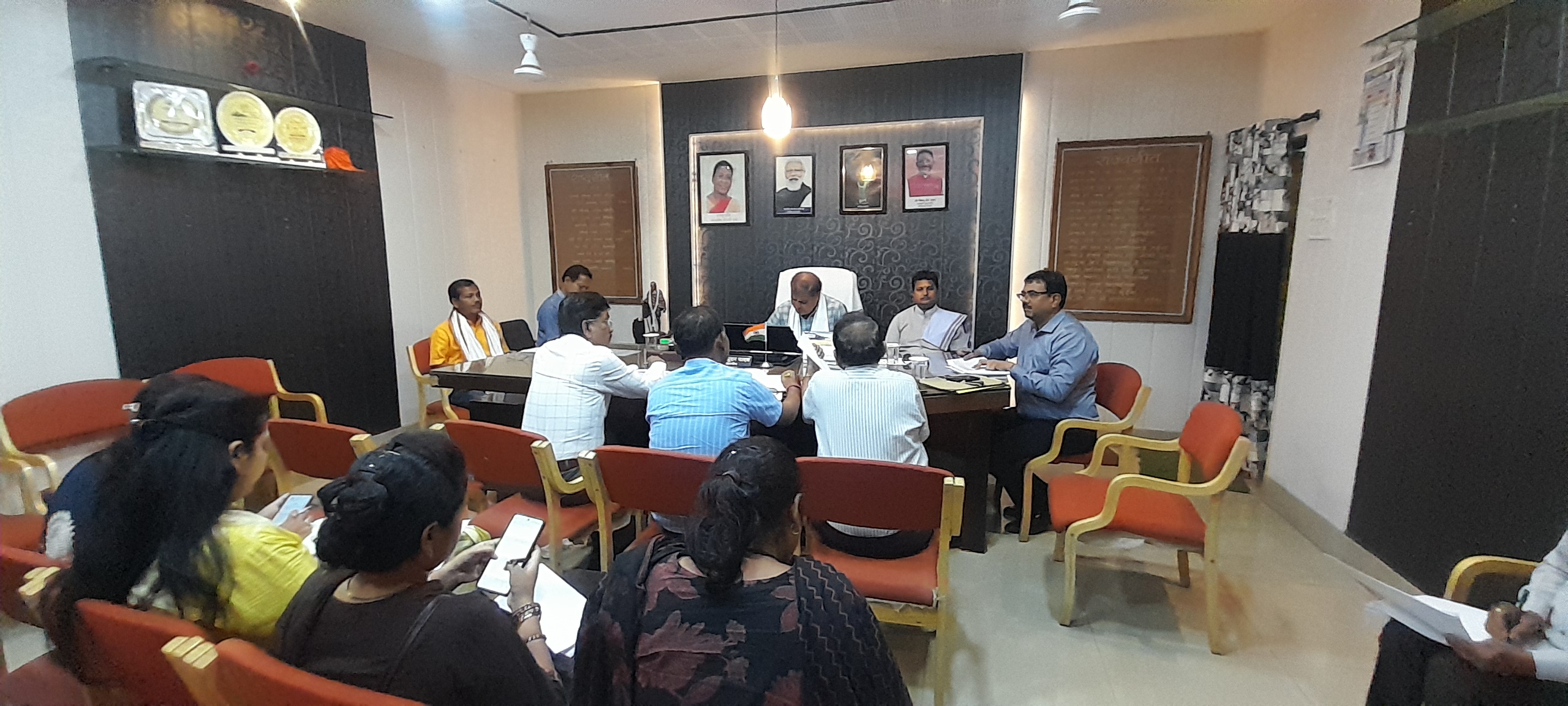 महापौर ने की निर्माण कार्यों की समीक्षा : डामरीकरण और नाली निर्माण के कार्य बारिश से पहले पूरा करने के कड़े निर्देश