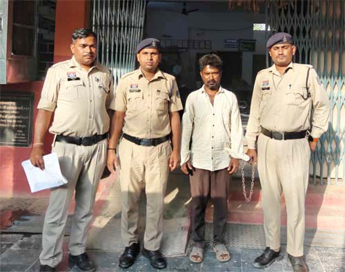 चचेरे भाई के साथ रह रही थी पत्नी, गुस्से में पति ने टंगिया से सिर पर किए वार, मौके पर मौत