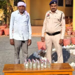 डोंगरगांव पुलिस की रेड : अवैध शराब बेचते पकड़ाया कोचिया, प्लास्टिक की बोरी में छिपाकर रखे थे 30 पौवा
