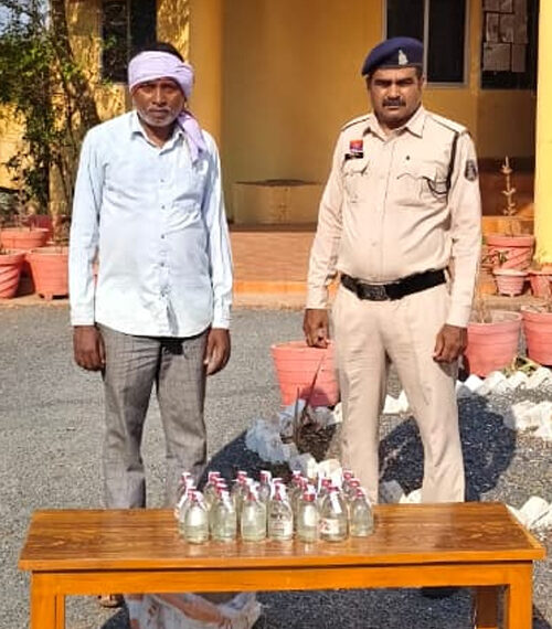 डोंगरगांव पुलिस की रेड : अवैध शराब बेचते पकड़ाया कोचिया,&hellip;