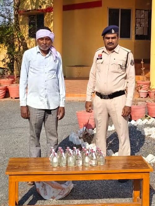 डोंगरगांव पुलिस की रेड : अवैध शराब बेचते पकड़ाया कोचिया, प्लास्टिक की बोरी में छिपाकर रखे थे 30 पौवा