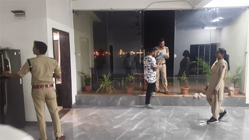 रिसॉर्ट और ढाबे में पुलिस की छापेमारी, शराब पीते मिले युवक-युवतियां, संचालक समेत कई पर कार्रवाई