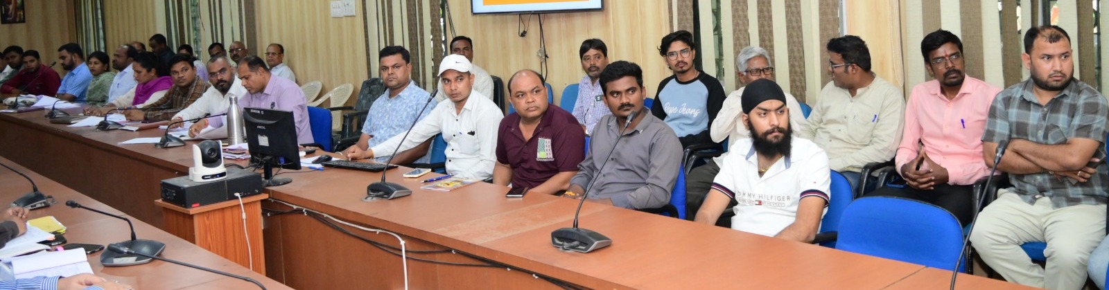 कलेक्टर ने पंप संचालकों को दी ईंधन बिक्री के नियमों का पालन करने की हिदायत