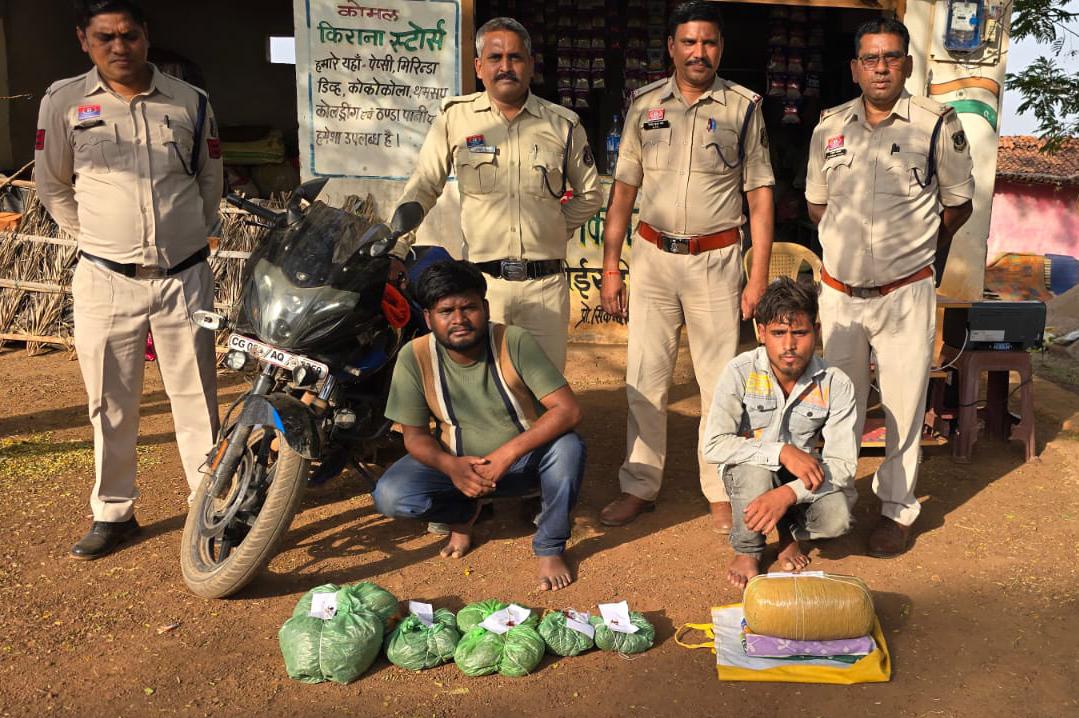 सीट के नीचे छिपाकर ले जा रहे थे गांजा, पुलिस ने 2 युवकों को पकड़ा, 6.847 किलो गांजा और पल्सर बाइक जब्त