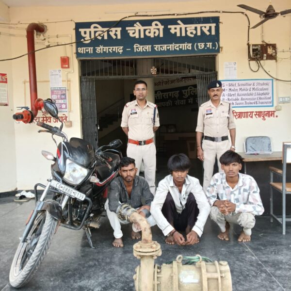 खेत से मोटर पंप चुराने वाले तीन शातिर चोर गिरफ्तार, बाइक और चोरी का माल&hellip;