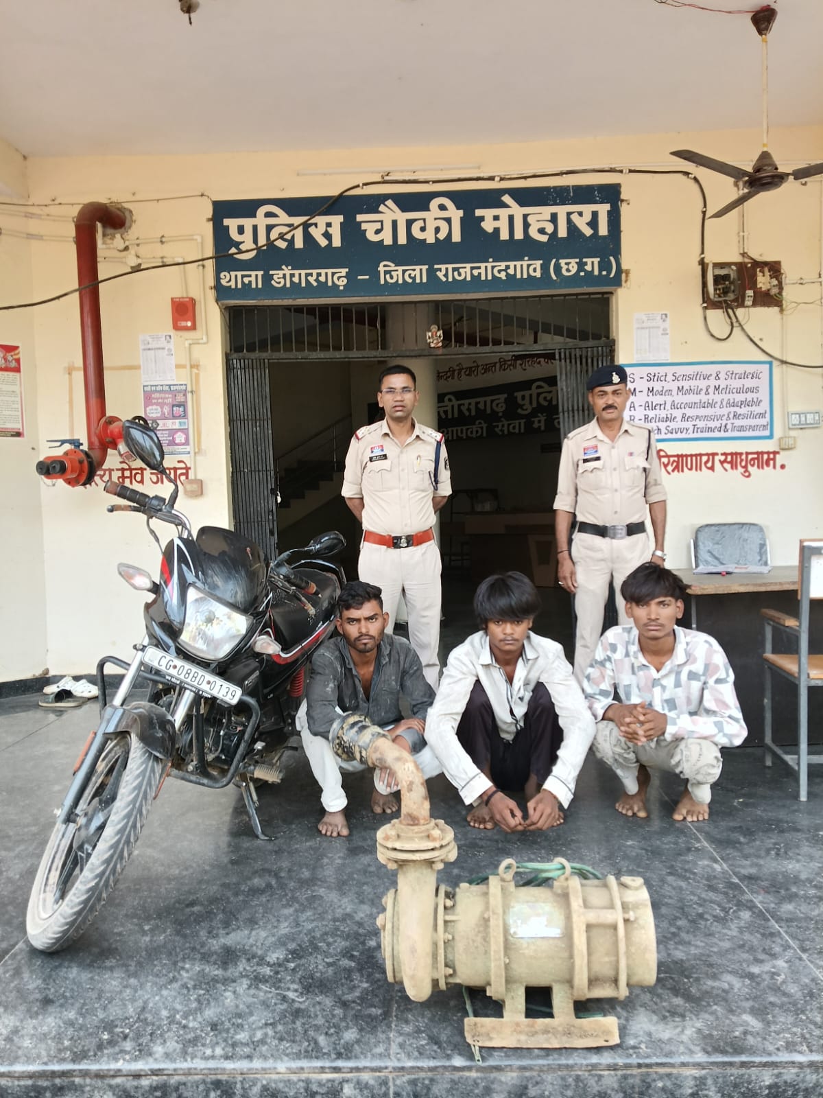 खेत से मोटर पंप चुराने वाले तीन शातिर चोर गिरफ्तार, बाइक और चोरी का माल जब्त