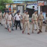 चुनाव से पहले घुमका में पुलिस का शक्ति प्रदर्शन : 140 से ज्यादा जवानों ने निकाला भव्य फ्लैग मार्च
