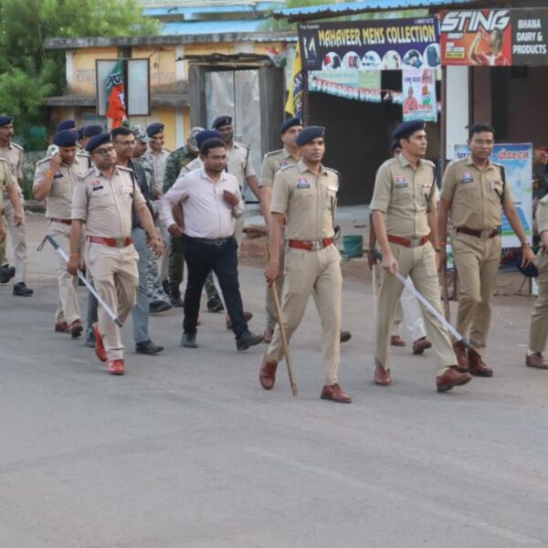 चुनाव से पहले घुमका में पुलिस का शक्ति प्रदर्शन : 140 से ज्यादा जवानों ने निकाला भव्य फ्लैग मार्च