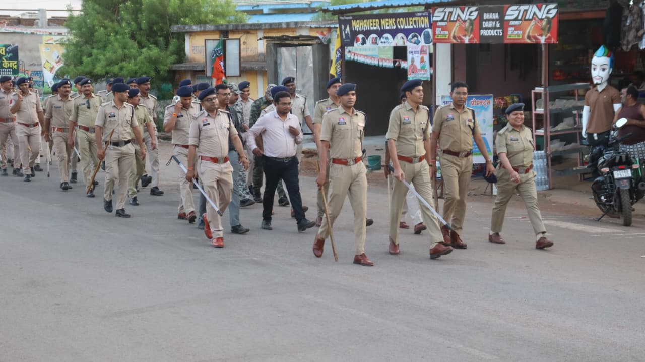 चुनाव से पहले घुमका में पुलिस का शक्ति प्रदर्शन : 140 से ज्यादा जवानों ने निकाला भव्य फ्लैग मार्च