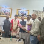 मुख्यमंत्री विष्णुदेव साय ने स्वर्ण पदक विजेता हॉकी खिलाड़ी अवि मानिकपुरी का किया सम्मान