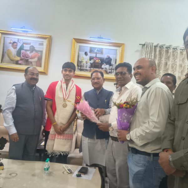 मुख्यमंत्री विष्णुदेव साय ने स्वर्ण पदक विजेता हॉकी खिलाड़ी अवि मानिकपुरी का किया सम्मान