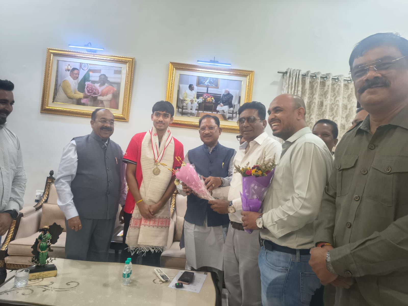 मुख्यमंत्री विष्णुदेव साय ने स्वर्ण पदक विजेता हॉकी खिलाड़ी अवि मानिकपुरी का किया सम्मान