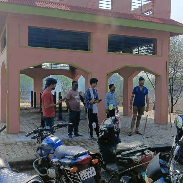 अघोर आश्रम के अनुयायियों ने मोतीपुर मुक्तिधाम में चलाया स्वच्छता अभियान