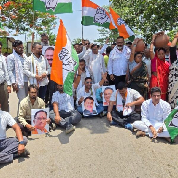 जलसंकट पर कांग्रेस का प्रदर्शन, महिलाओं ने सड़क पर फोड़ी मटकी