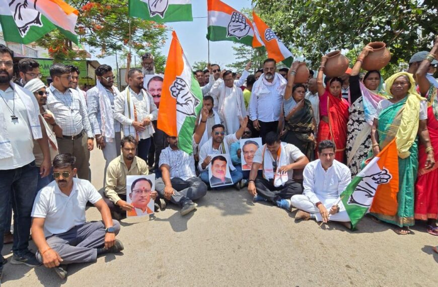 जलसंकट पर कांग्रेस का प्रदर्शन, महिलाओं ने सड़क पर फोड़ी&hellip;