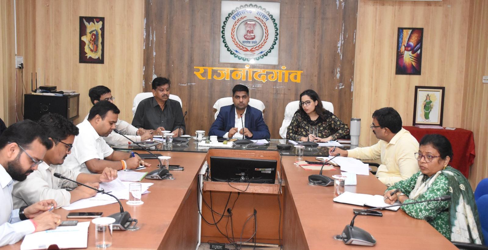कलेक्टर ने साप्ताहिक समय-सीमा बैठक में विभागीय कार्यों की समीक्षा की