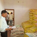 महंगे दाम पर यूरिया बेचने वाले विक्रेता पर कार्रवाई : 47.47 मीट्रिक टन खाद जब्त, जिले में 129 केंद्रों की जांच