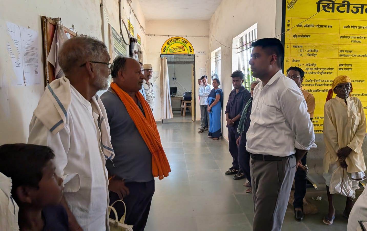 तहसील कार्यालय पहुंचे कलेक्टर, ग्रामीणों से सीधे संवाद कर सुनी समस्याएं