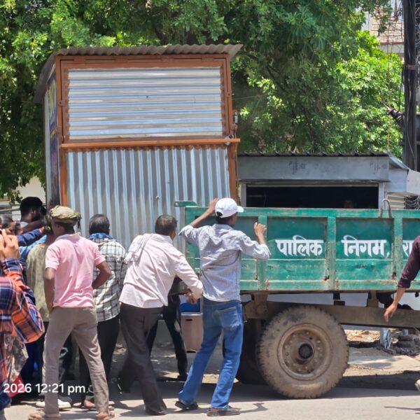 फ्लाईओवर के नीचे से हटा अवैध अतिक्रमण, निगम ने चलाया डंडा