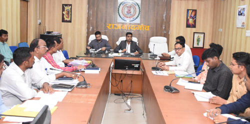 पीएम स्वनिधि के लंबित प्रकरणों का जल्द करें निराकरण, पात्रों को समय पर मिले लाभ : कलेक्टर