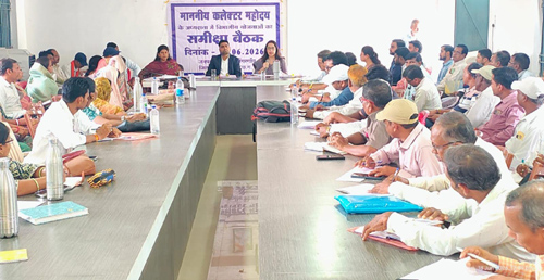 बेहतर काम करने वाली पंचायतों को मिलेंगे 60 लाख, कर संग्रहण व सोलर विलेज पर कलेक्टर ने दिया जोर