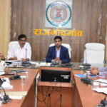 सीएम हेल्पलाइन 1076 में प्राप्त आवेदनों का प्राथमिकता के साथ समय-सीमा में करें गुणवत्तापूर्ण निराकरण : कलेक्टर