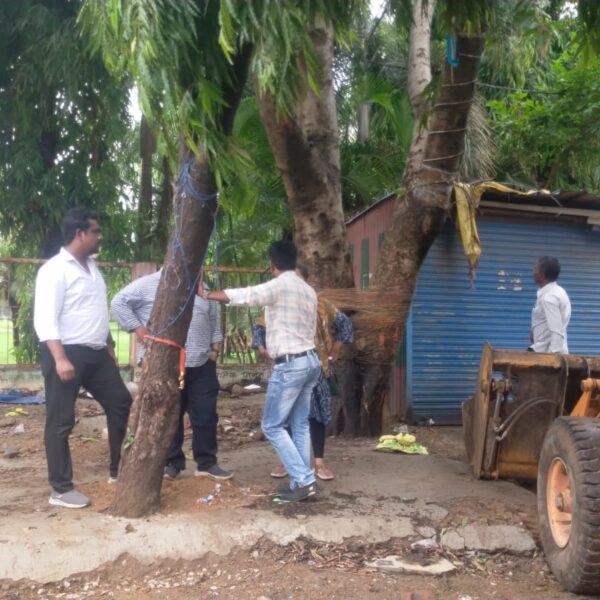 अतिक्रमण पर निगम का डंडा : नेहरू उद्यान के पास से हटाए ठेले, ममता नगर रोड पर तोड़ा चबूतरा