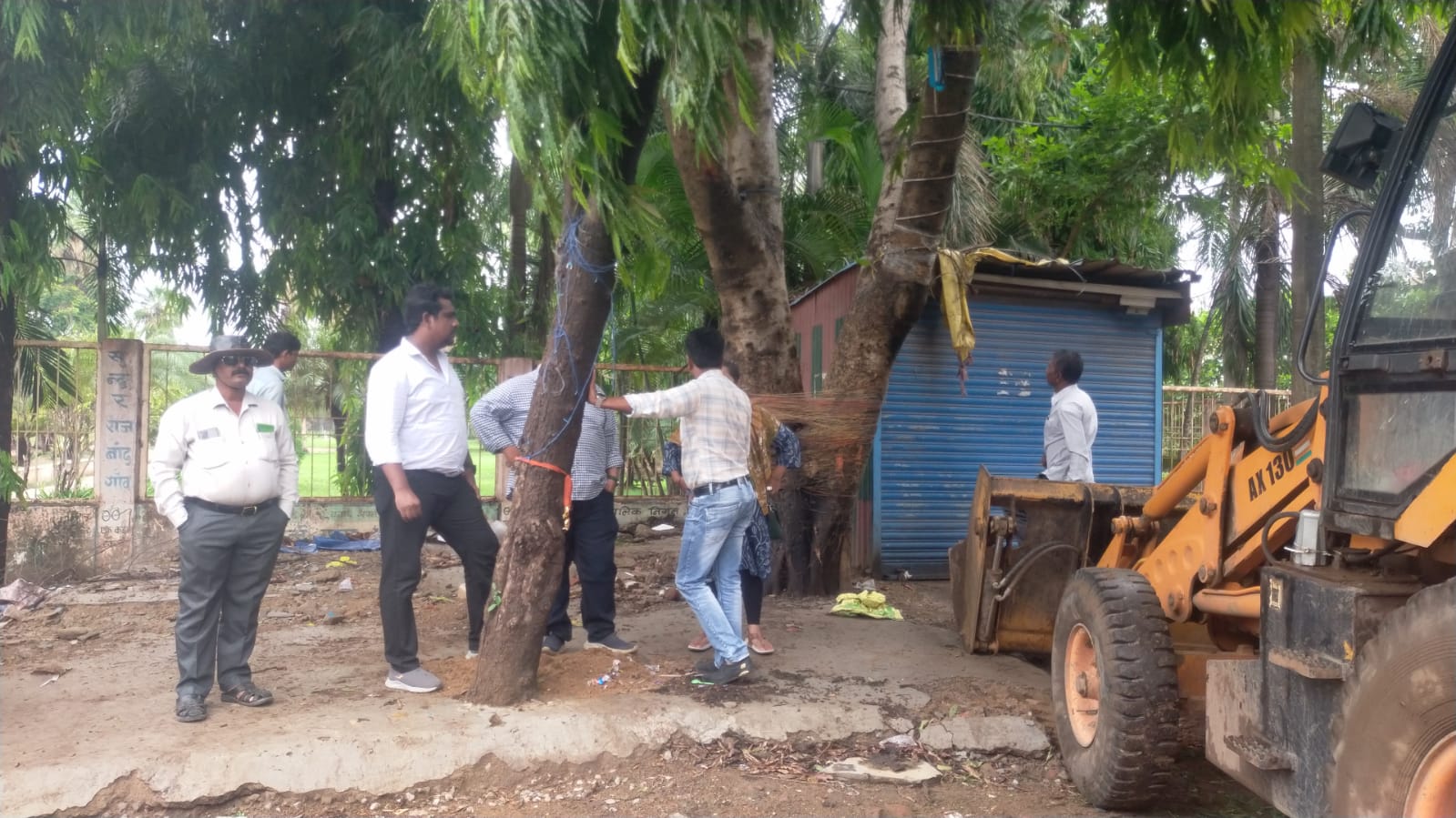 अतिक्रमण पर निगम का डंडा : नेहरू उद्यान के पास से हटाए ठेले, ममता नगर रोड पर तोड़ा चबूतरा