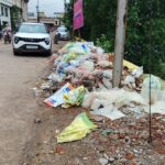 सड़क पर रेत, गिट्टी और मलबा रखने वालों पर कार्रवाई : नगर निगम ने वसूला 5-5 सौ रुपये जुर्माना