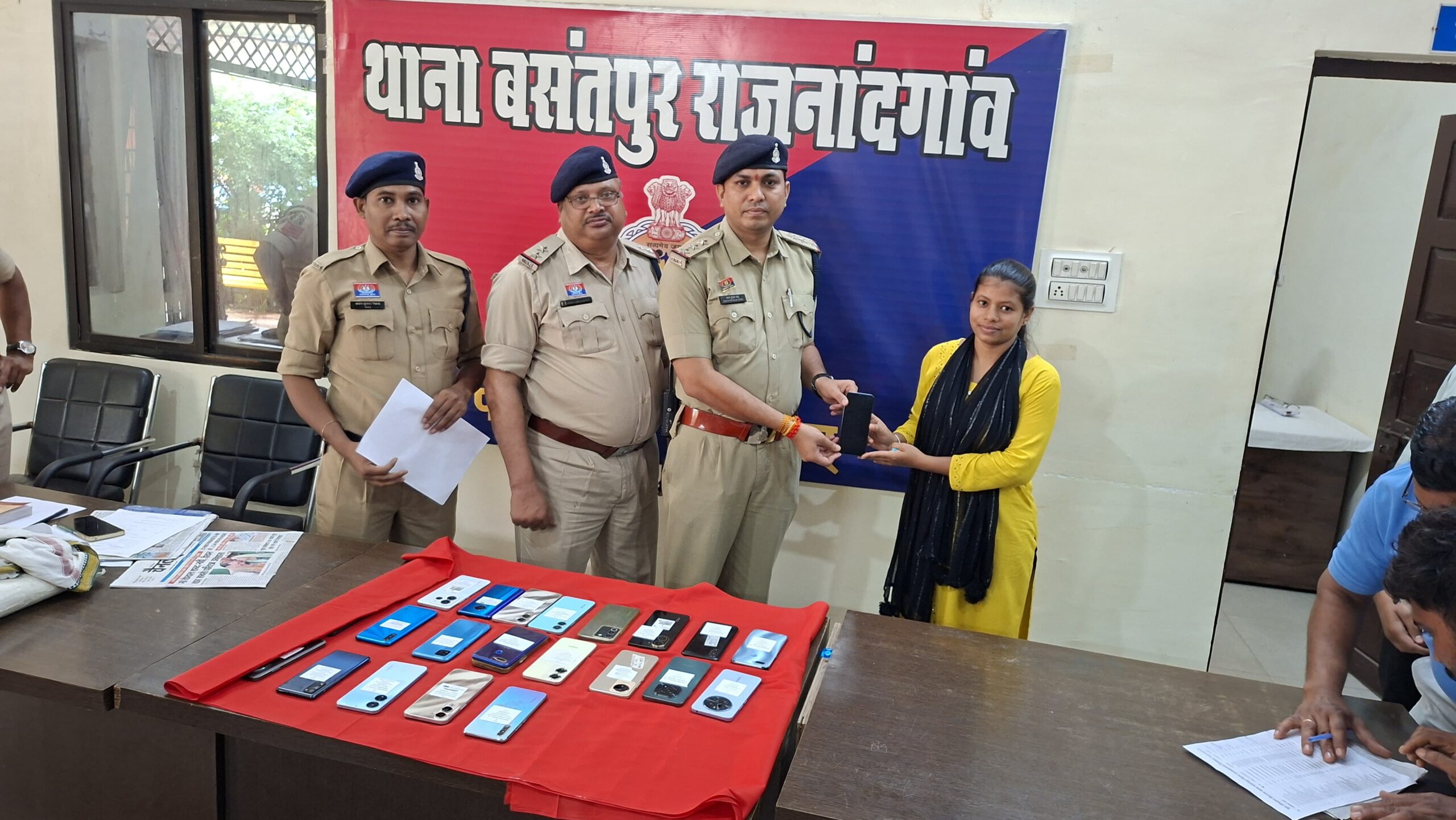 बसंतपुर पुलिस ने बरामद किए 25 गुम मोबाइल, मालिकों के चेहरे पर लौटी मुस्कान