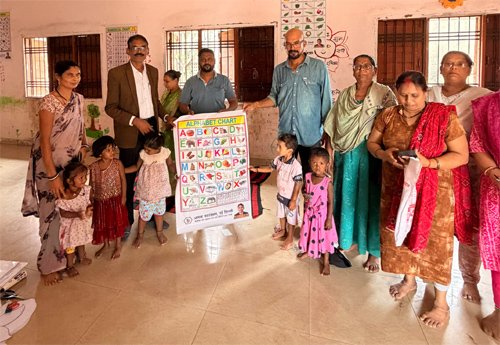 ऑल वॉलंटरी एसोसिएशन ने कबीर नगर आंगनवाड़ी में बांटी शैक्षणिक सामग्री