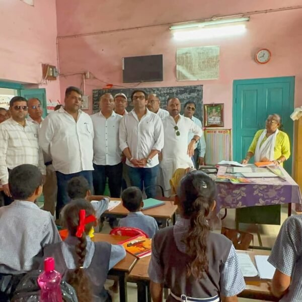 टांकापारा स्कूल में कीचड़ से गुजरने की मजबूरी, जर्जर भवन की छत से टपक रहा पानी : जितेन्द्र मुदलियार