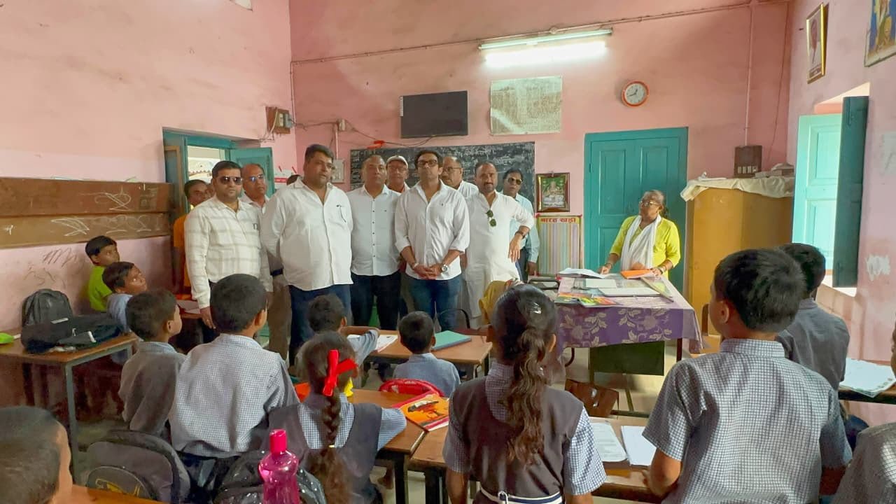 टांकापारा स्कूल में कीचड़ से गुजरने की मजबूरी, जर्जर भवन की छत से टपक रहा पानी : जितेन्द्र मुदलियार