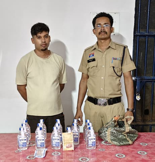 स्कूटी से शराब बेचते एक गिरफ्तार, पीने और पिलाने वालों पर भी कसा शिकंजा