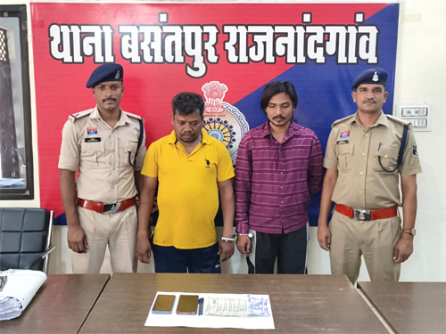 पान ठेले के पास सट्टा पट्टी लिखते दो सटोरिए रंगे हाथ गिरफ्तार, नगदी और मोबाइल जब्त