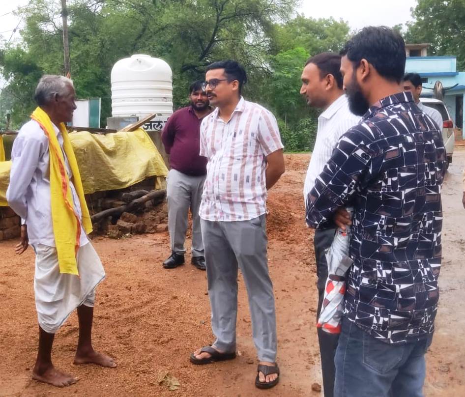 धरातल पर योजनाएं देखने पहुंचे जिला पंचायत सीईओ : छुरिया के गांवों का किया निरीक्षण, स्कूल में परखा मध्यान्ह भोजन