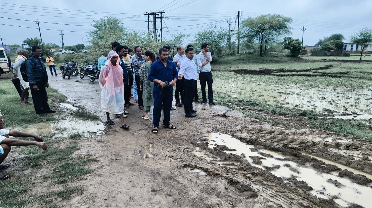 खुटेरी में 3.28 एकड़ शासकीय भूमि से हटा अवैध कब्जा, ट्रैक्टर चलाकर समतल की गई भूमि