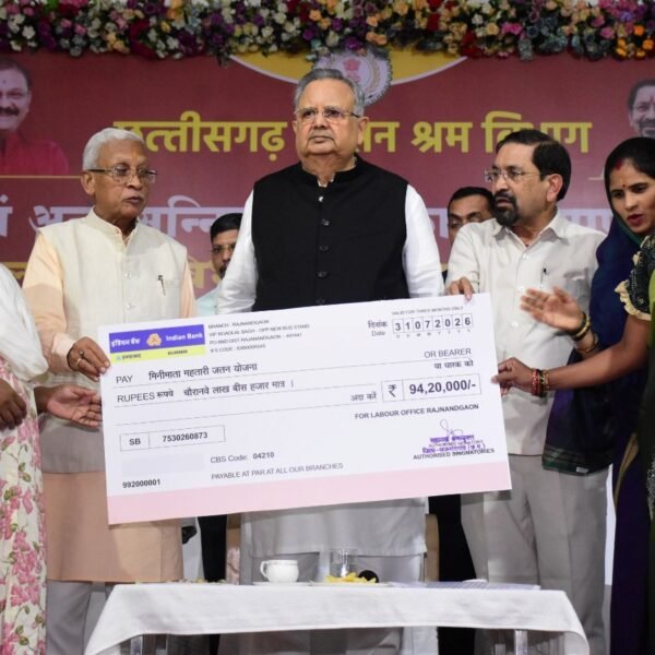 मेहनतकश श्रमिकों के जीवन में शासन की योजनाएं ला रही महत्वपूर्ण परिवर्तन : डॉ. रमन&hellip;