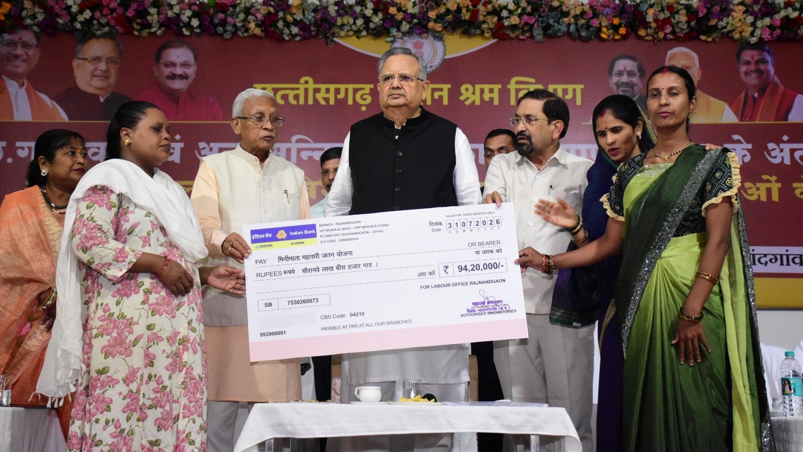 मेहनतकश श्रमिकों के जीवन में शासन की योजनाएं ला रही महत्वपूर्ण परिवर्तन : डॉ. रमन सिंह