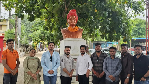 राष्ट्रीय विद्यार्थी दिवस के अवसर पर एबीवीपी ने किया स्वामी विवेकानंद प्रतिमा का स्वच्छता अभियान एवं माल्यार्पण