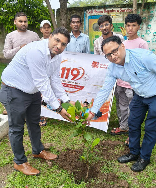 बैंक ऑफ बड़ौदा के 119वें स्थापना दिवस पर बड़ौदा आरसेटी परिसर में रोपे गए पौधे, पर्यावरण संरक्षण का दिया संदेश