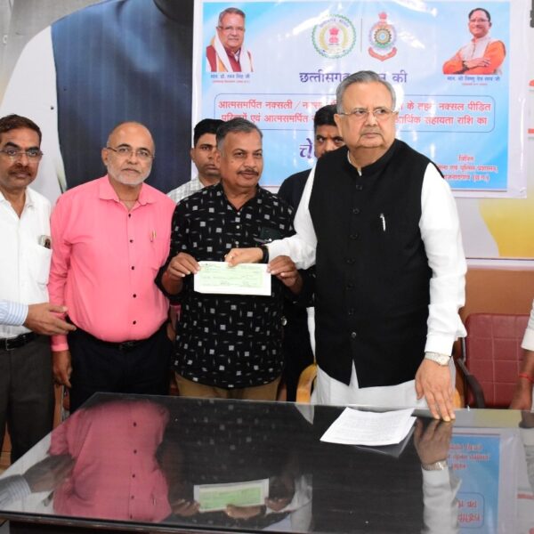 30 जरूरतमंदों और संस्थाओं को 13.05 लाख की सहायता, विधानसभा अध्यक्ष डॉ. रमन सिंह ने बांटे चेक
