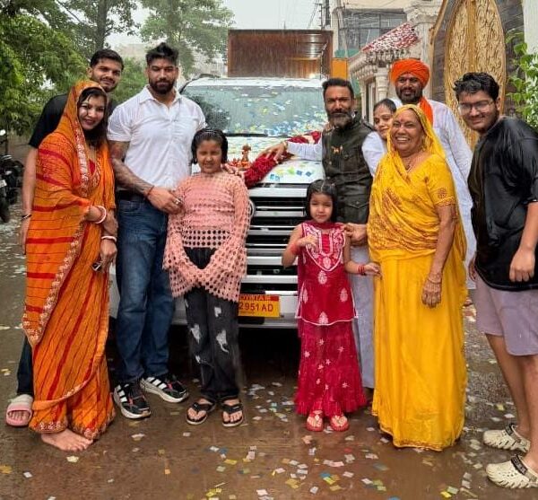रथदूज पर तोमर के बेडे़ में शामिल हुई टोयोटा लैंड क्रूजर !