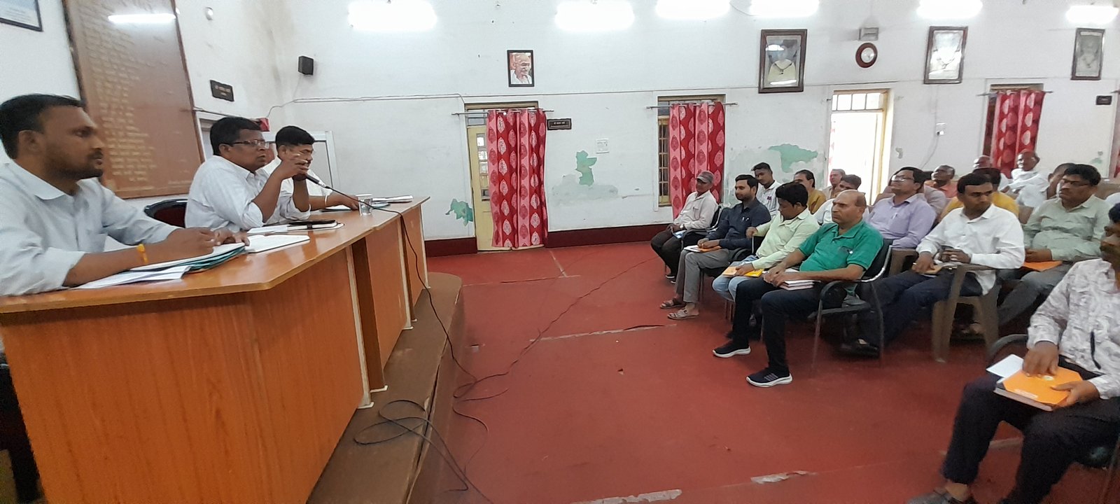 निगम की राजस्व बैठक : 20 दिनों में 1.50 करोड़ से ज्यादा की वसूली, आयुक्त मरकाम ने 3 अफसरों को किया पुरस्कृत